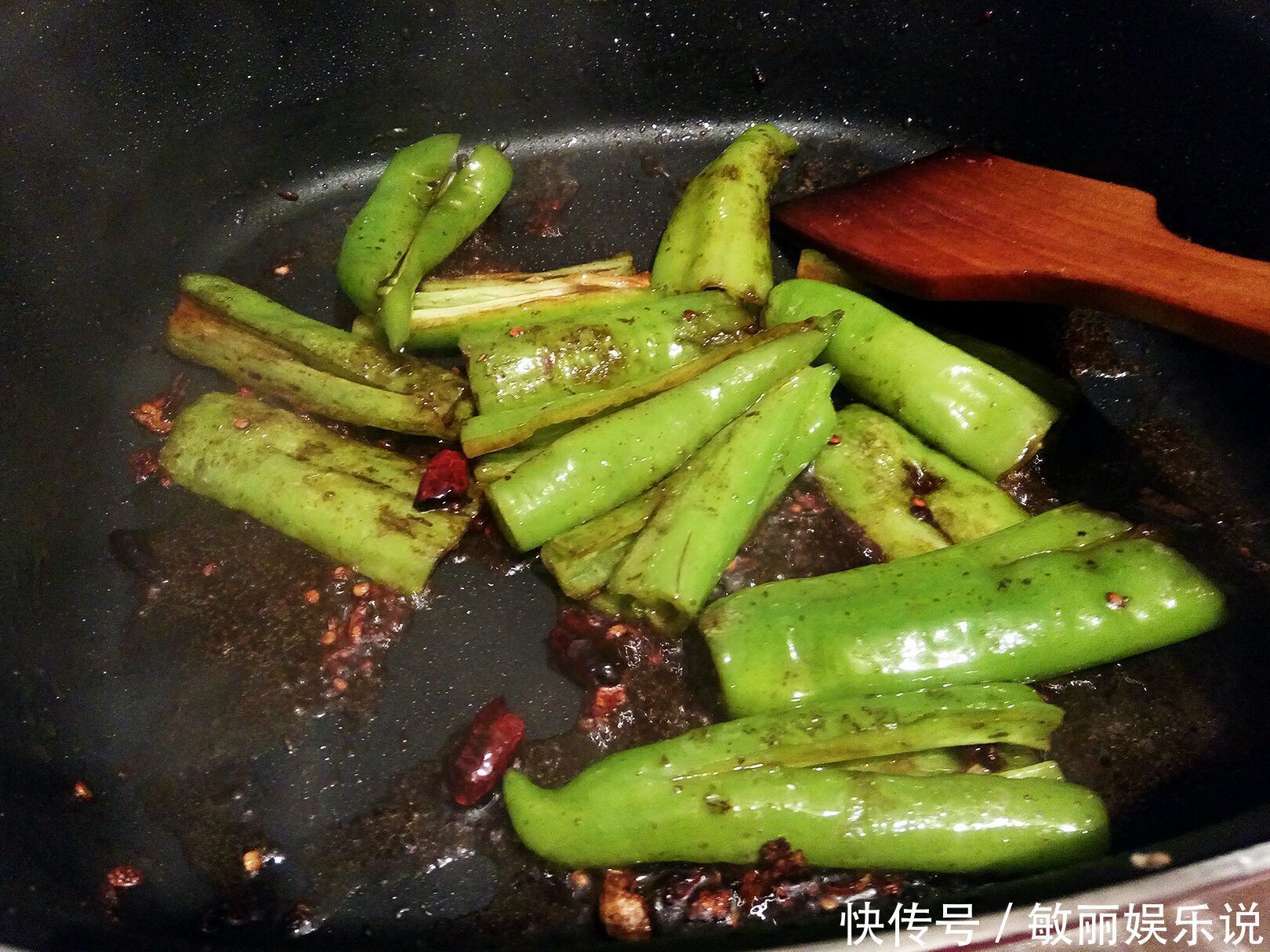 做虎皮青椒时,切忌直接下锅煎,多加一步,香辣入味,非常下饭
