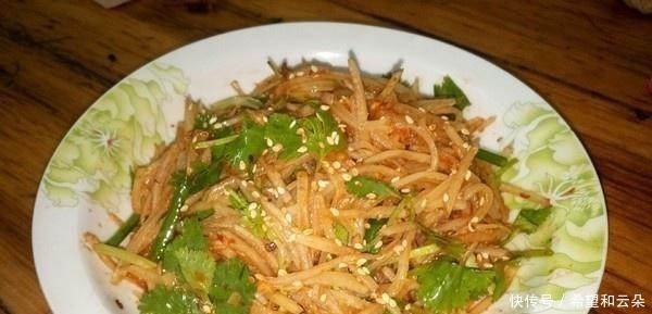 夏天不吃这道菜太可惜了,把水焯一下,拌上一种特别的味道
