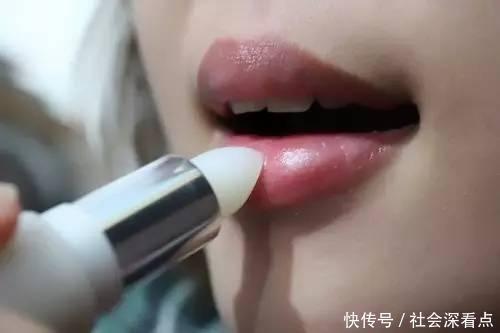 重金属 涂口红前需要先涂润唇膏吗多数人都搞错了,难怪唇色悄悄变深了