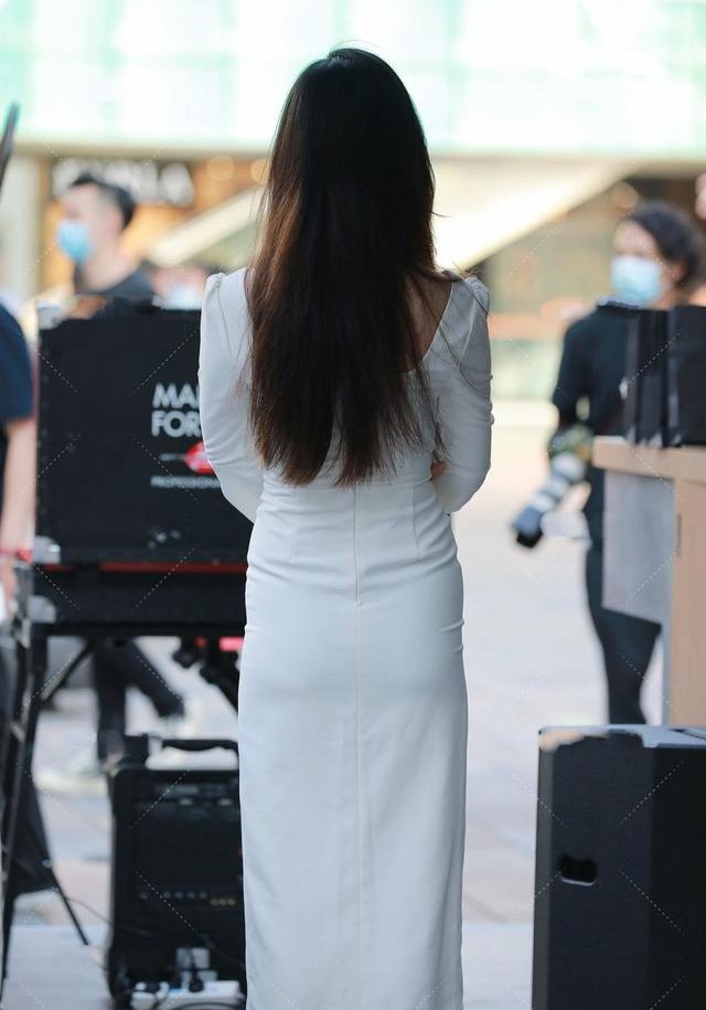 白色礼服裙，清新自然，时尚大气，长款更显气质出众