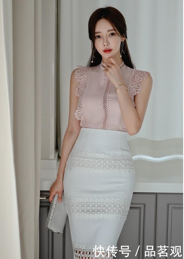浅粉波纹无袖雪纺衫搭配花纹相间包臀裙,展现孙允珠清凉气质