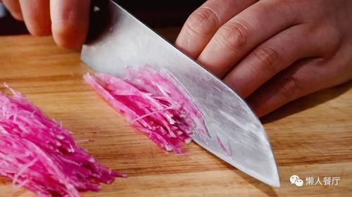 年夜饭的压轴菜，几样时蔬简单一切，用五花肉端上桌，看着就喜庆