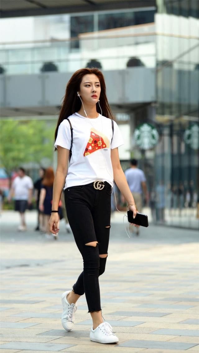 简约的风格装扮出的自然美感，牛仔裤打造你独到的气质感