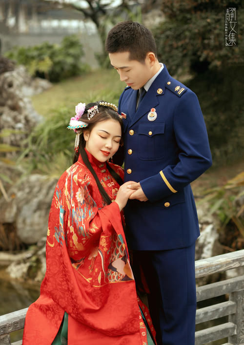 当“军装蓝”遇上“汉服红”，好一个铁汉柔情，太让人羡慕了