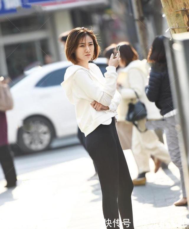 极简风 白色针织连帽外套搭配黑色打底裤,极简风穿搭便是如此