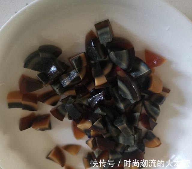  豆腐|皮蛋豆腐，简单而且好吃