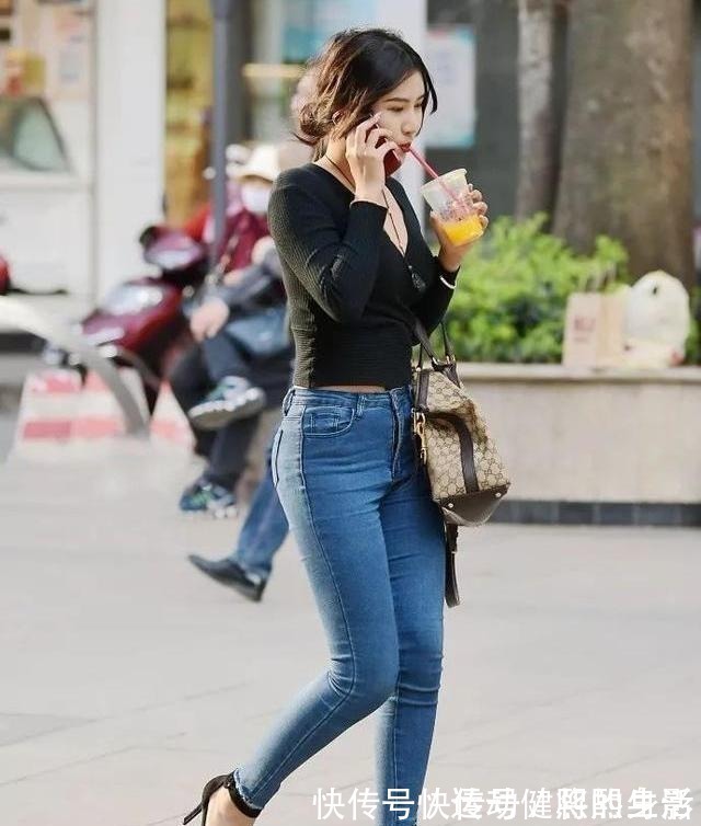 穿搭|黑V领与蓝色牛仔裤搭配,尽显高雅妩媚高冷女神范儿