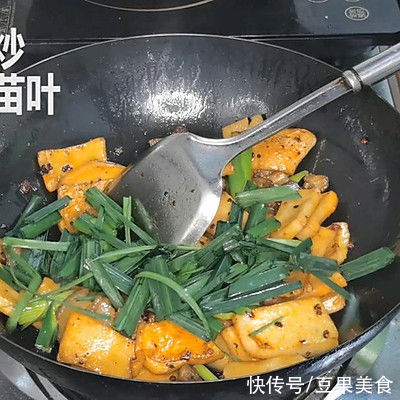 鲜味无敌的五花肉炒千页豆腐，大人小孩都爱吃
