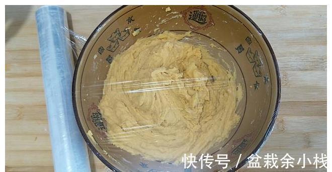 干面粉|玉米面别再蒸窝头了,教你做成玉米发糕,又香又好吃