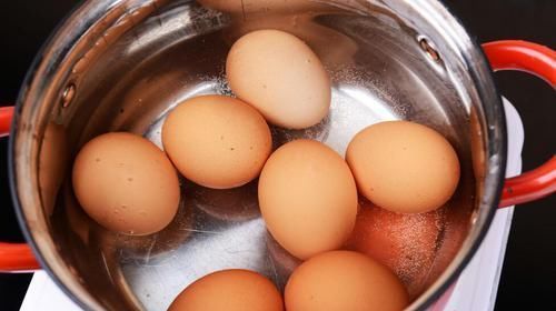 天热煮鸡蛋,直接下锅煮就错了,教你一招,鸡蛋又香又嫩还好剥壳