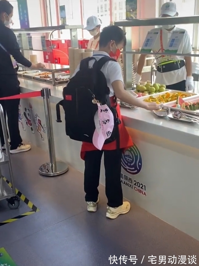 东京奥运会|全红婵刚走进餐厅，现场工作人员欢呼声欢迎，红姐全程从容面对！