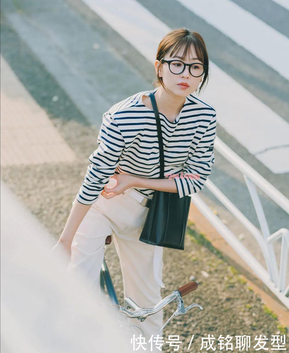 放弃老套的“大妈装”!试试减龄又百搭的条纹T恤,简单不失时尚