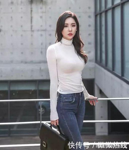 周末出门的简单穿搭，白色针织衫+高腰牛仔裤，尽显减龄时尚感