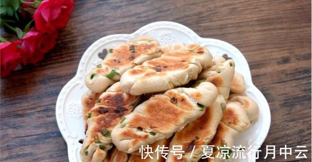 香煎全麦香葱花卷,不仅好吃好做,还有营养,非常适合做给孩子吃!