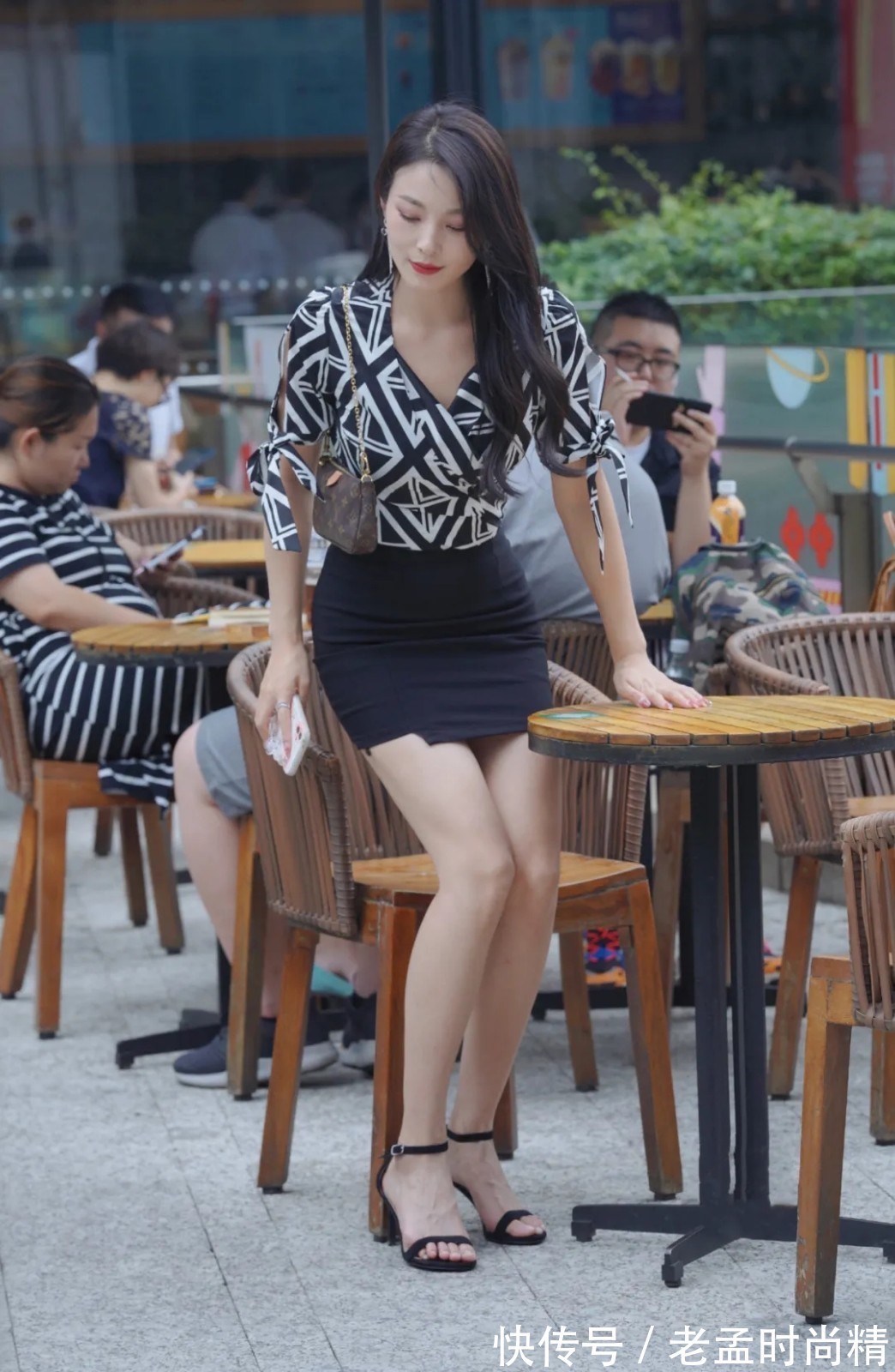 时尚|时尚V字领上衣,搭配修身半身裙,温婉优雅迷人万分