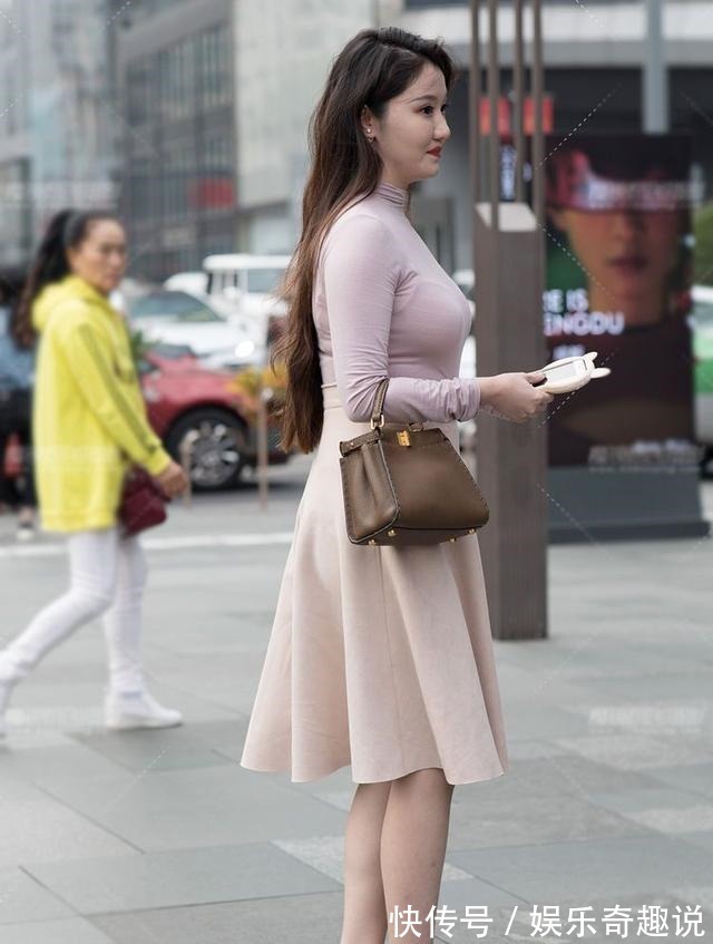 高领长袖 淡紫色的高领长袖配上深杏色的半身裙,优雅时尚又美丽清新!