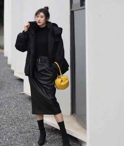最近有种“内搭”很火，叫“黑色打底衫＋半裙”，配什么外套都美