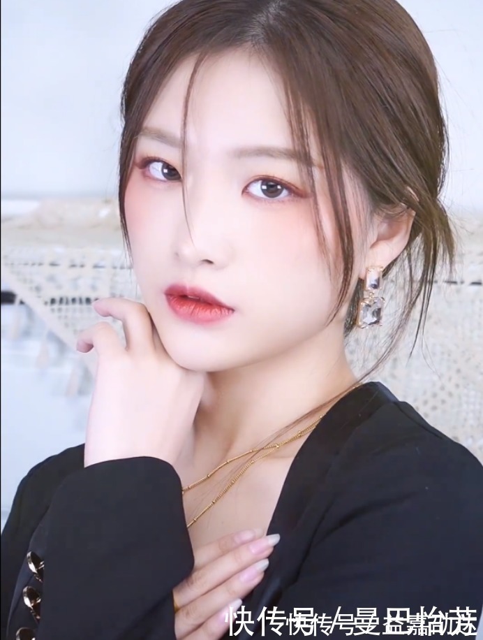 根伟|2021的锦鲤妆容来了,基础日常又自带惊艳感,太适合小姐姐了