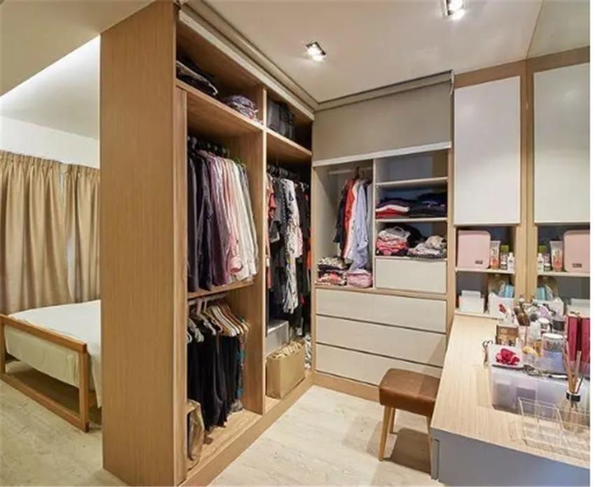 衣柜|卧室衣柜别靠墙,隔出1米做成独立衣帽间,好看又实用