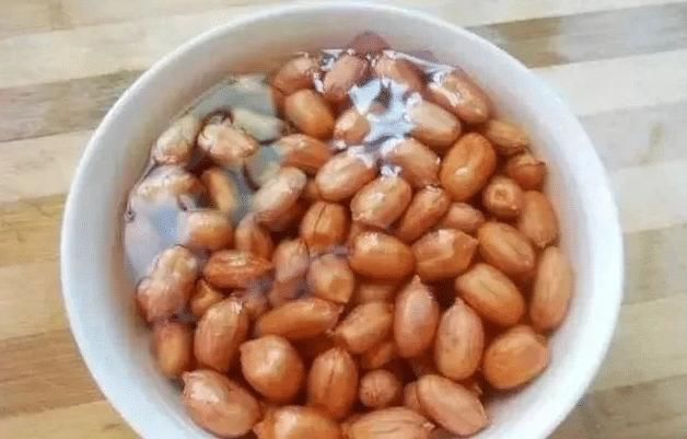 油炸花生米,不能直接用油炸!学会3技巧,酥香可口,不糊不回潮