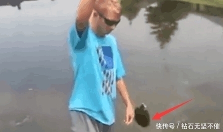 钓鱼工具|男子发明神奇钓鱼工具，直播试验收获满满，乐的合不拢嘴