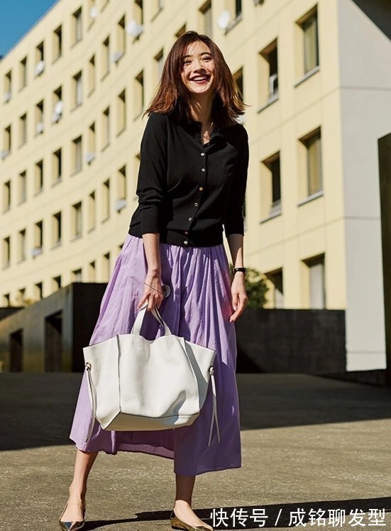 搭配|40岁女人别只穿黑白灰,试试流行的“紫色系”搭配,显白又显年轻