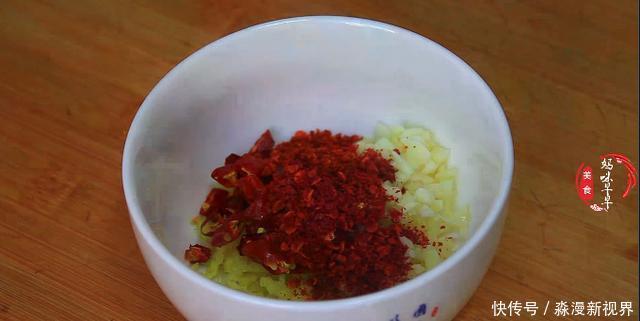  水分|买黄瓜时，挑直的还是弯的，学会这3招，黄瓜新鲜，水分多