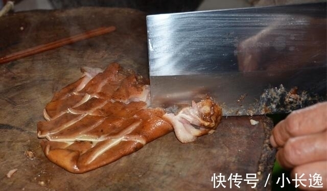 6旬老人做“猪头宴”一桌588元,每天只做三桌,有顾客跨省来吃