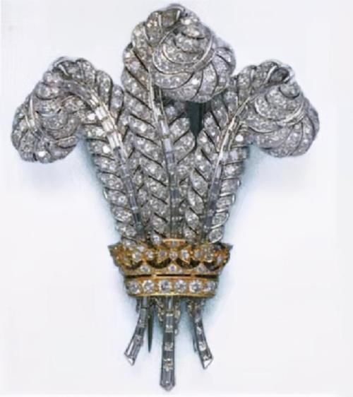 手镯 辛普森夫人的珠宝欣赏,她的豹子手镯柔性真好,能自己垂到手腕上