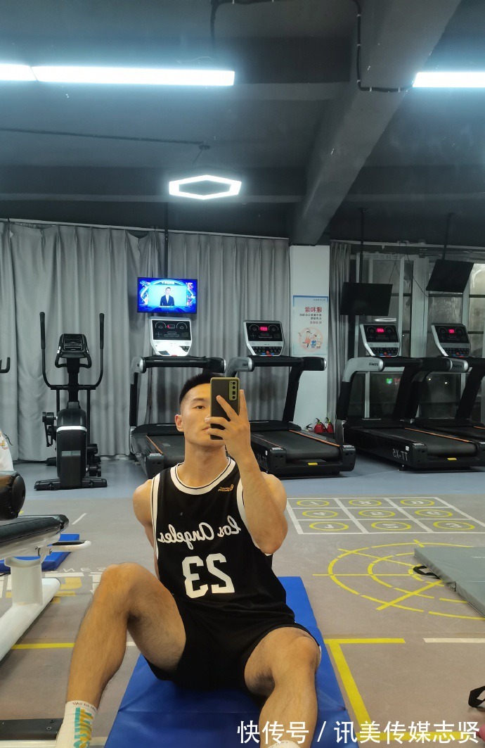 人鱼|肌肉小哥被迫营业，胸肌发达，人鱼线漂亮，太好看了！