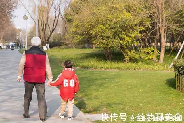 月嫂|老人家帮忙带孩子,过年应不应该给他钱?来听听这些老人说的回答