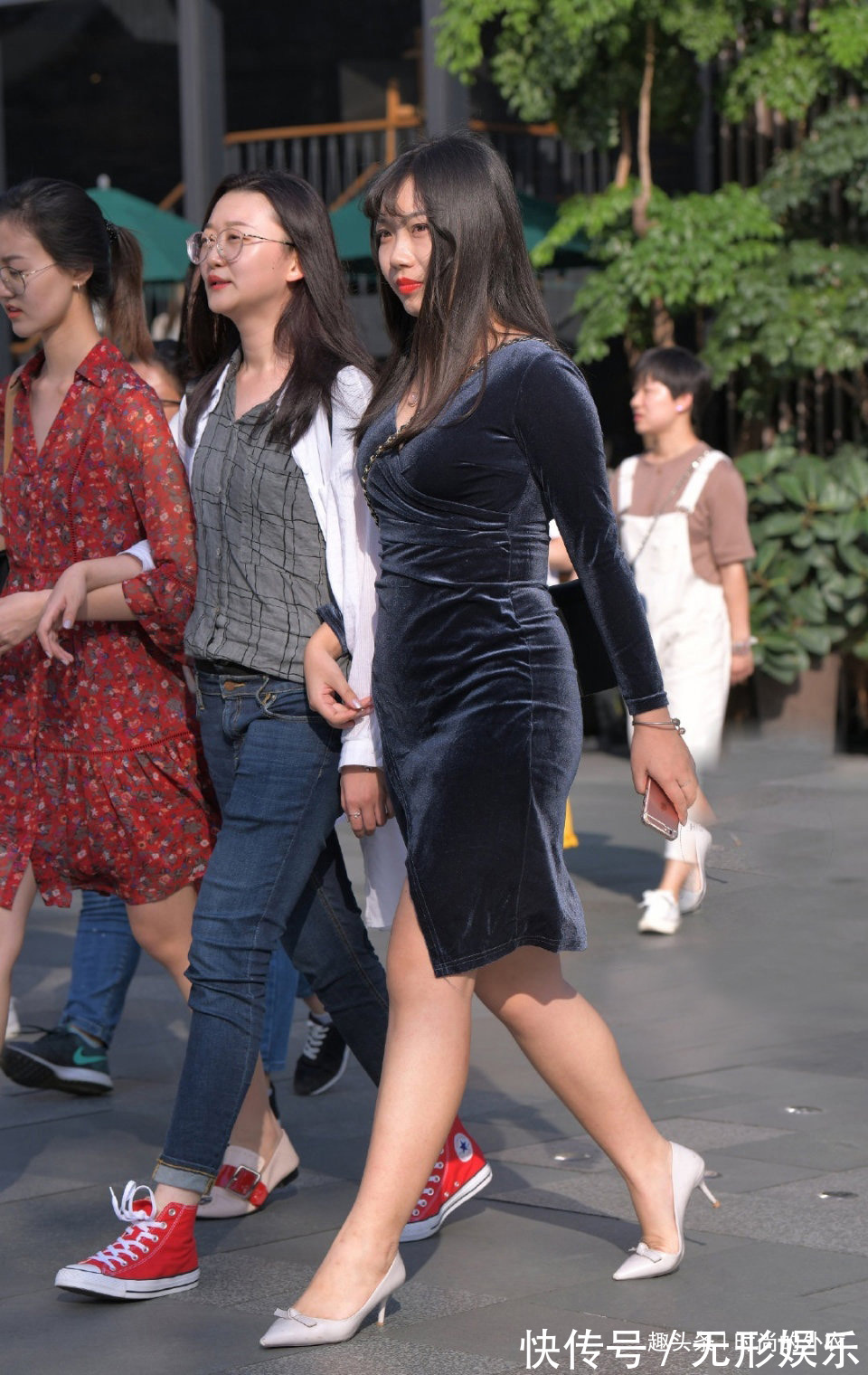 丝绒短裙 丝绒短裙清爽又高级，选择修身的款式，造型想不优雅出众都难