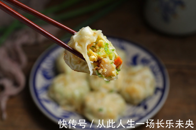 不揉面不发酵,用饺子皮做水煎包,皮薄馅大倍儿鲜美,当早餐正好