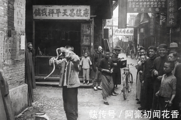 天良!同治年间,俩乞丐街头耍“人面蛇”,真相令人胆寒:此非蛇而是人