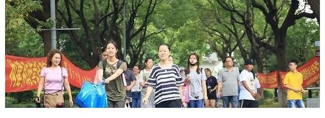 |大一新生们即将开始大学生活,学长学姐的“搞笑标语”不妨学起来