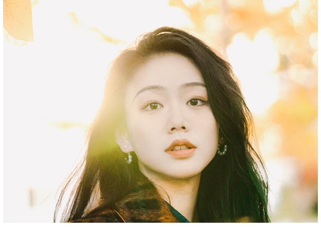 拿过主持人比赛冠军，后加盟芒果台，成《你好星期六》见习班成员