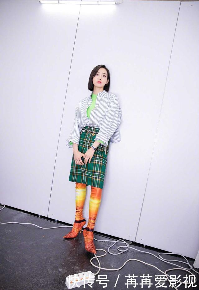 孟晚舟私下穿搭好美,条纹衬衫配五分裤优雅大气,中年女性该学学