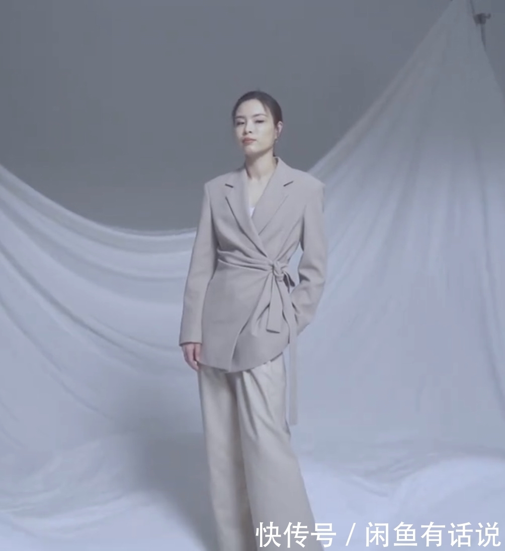 气质优雅|吴敏霞罕见露面,穿西装配阔腿裤拍时尚大片,气质优雅不输女星