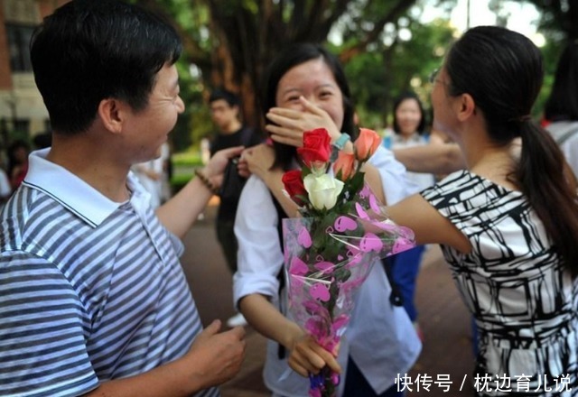 女孩高考被北大录取，收到通知书却哭了，她的书桌让父母落泪