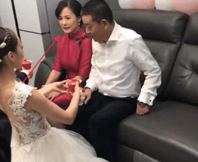 最美 “最美丈母娘”婚礼走红,风姿绰约碾压新娘,网友:保养太好了