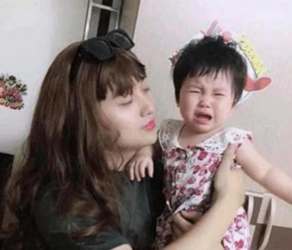 爸爸们|爸爸为哄女儿开心,将自己打扮成“妈妈”,却因太漂亮走红网络