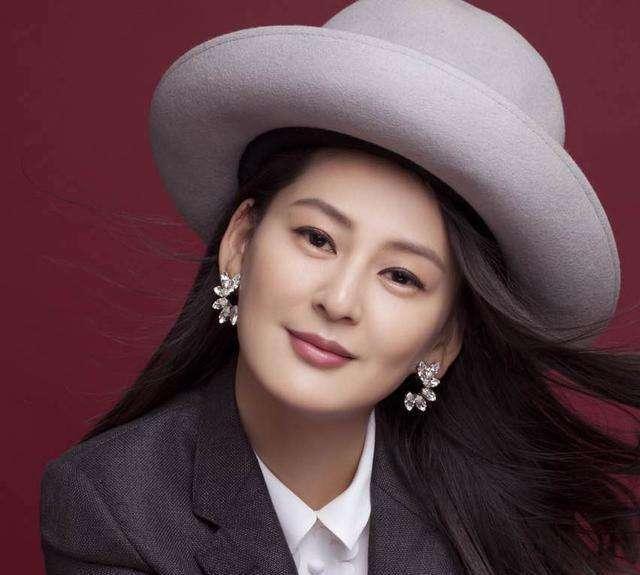 在《非诚勿扰》做情感专家,私下竟和丈夫离婚,网友:太可笑