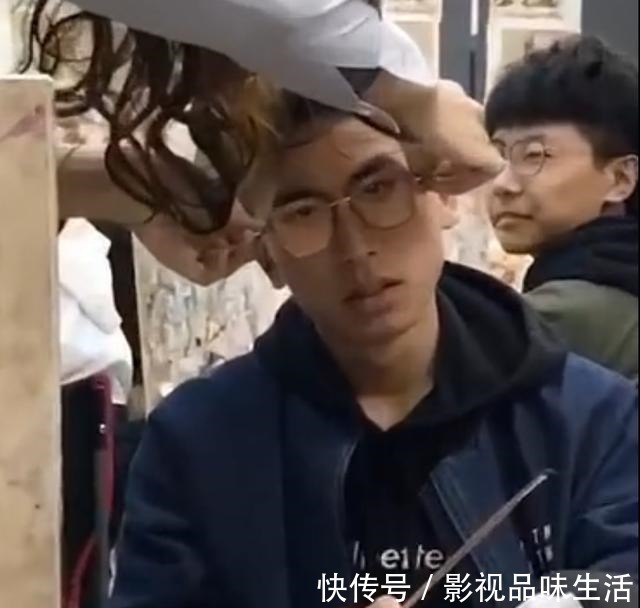 眼镜!美术生上课偷睡觉,在脸上画“双重保险”画假眼睛还戴了假眼镜!