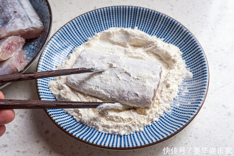 吃光|炸带鱼时,记得加点它,酥脆无腥味!上桌就吃光,全家人都喜欢