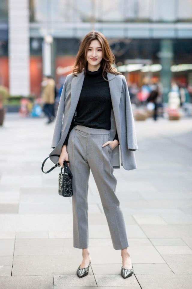 小姐姐|面带微笑的美女,米色长裤搭配休闲开衫,充满着帅气潇洒的活力