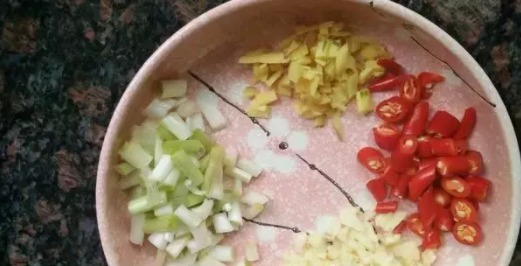 花了5元不到,做了一盘开胃菜,只放了一点油,吃着比肉还香