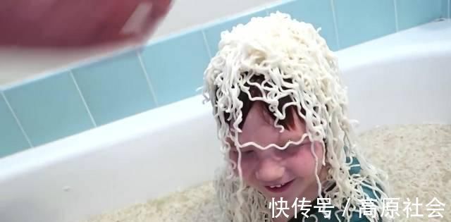 女童|两名五岁幼童挖隧道,成功“逃离”幼儿园,网友地道战后继有人