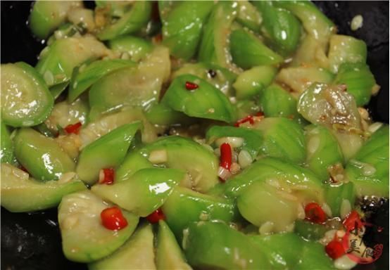 炒丝瓜有人焯水，有人直接炒，难怪不好吃，饭店大厨教你正确做法