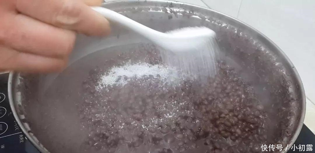 红薯这样做才最好吃,一蒸一切,比豆沙糕都好吃,一口一个真解馋