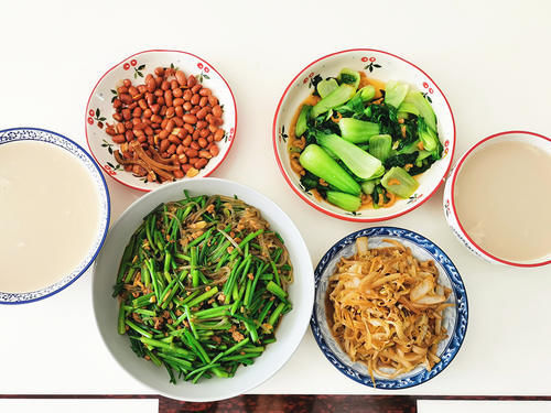 70后夫妻晒午餐,4菜1汤好吃不贵,网友:这才是家的味道